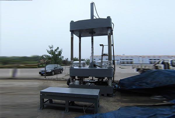 大型四柱压力机.jpg 大型四柱压力机.jpg